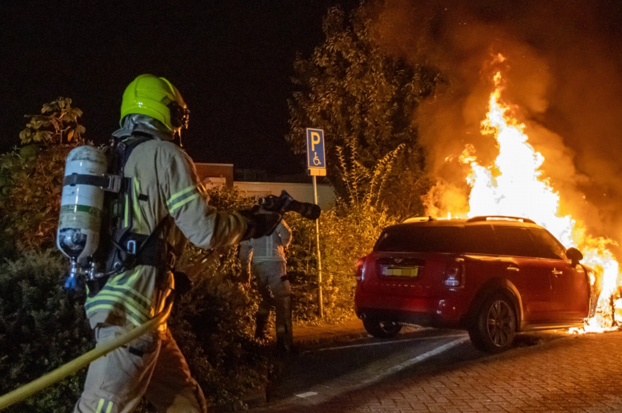 Vlammenzee bij nachtelijke autobrand